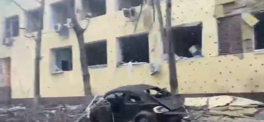 Rusové bombardovali porodnici v Mariupolu.