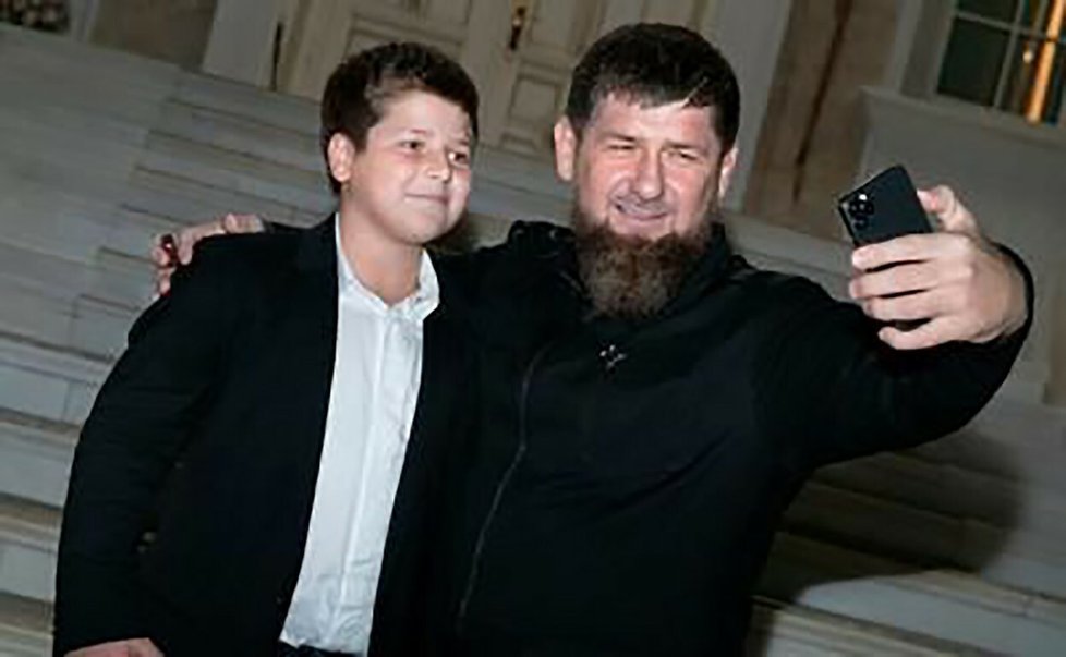 Čečenský řezník Kadyrov nešetří ani svého synka: Hocha (14) vzal s sebou do války na Ukrajině!