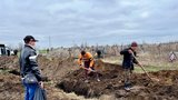 Okupanti donutili Ukrajince v Mariupolu kopat masové hroby výměnou za jídlo a pití, říká starosta
