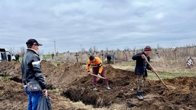 Kopání hrobů výměnou za jídlo a pití: Civilisté v Mariupolu jsou nuceni hloubit jámy pro ostatní.