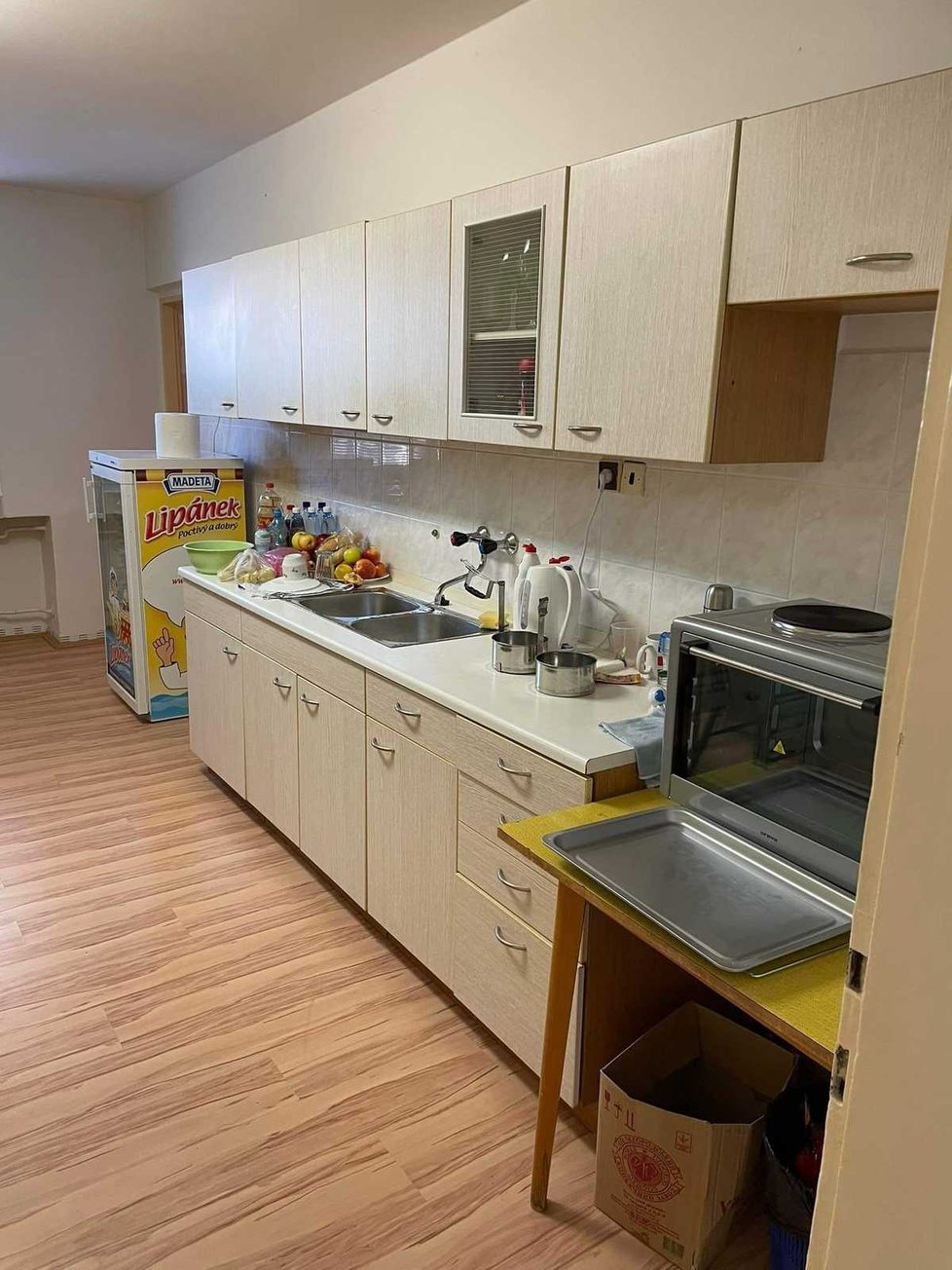 Školní byt disponuje dvěma ložnicemi a kuchyní.