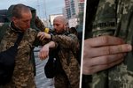 Na Ukrajině bojuje i LGBT+ Oleksandr Zhuhan (37) a Antonina Romanova (37). Oba se považují za nebinární osoby. Na uniformě mají přišitého jednorožce.