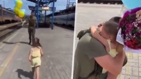 Malá Ukrajinka vítá svého otce, který se vrací z války.