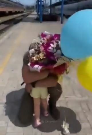 Malá Ukrajinka vítá svého otce, který se vrací z války.
