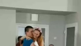 Svět dojímá video ze lvovské nemocnice. Na klipu společně tančí čerství manželé Viktor a Oksana.