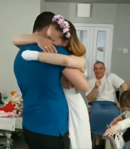 Svět dojímá video ze lvovské nemocnice. Na klipu společně tančí čerství manželé Viktor a Oksana.