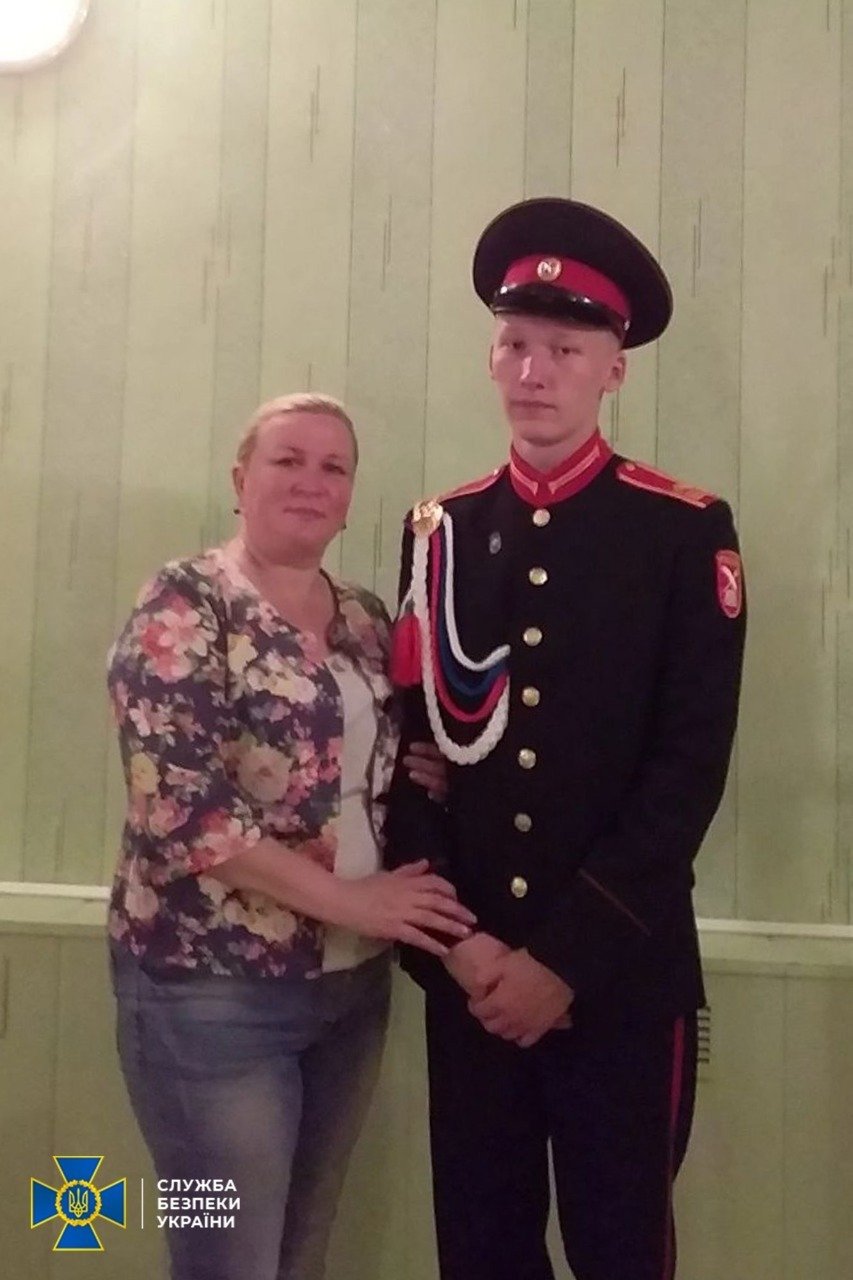 Ruský voják Fasachov Bulat Lenarovič (21) znásilnil mladou Ukrajinku, zatímco zamkl její rodinu ve sklepě.