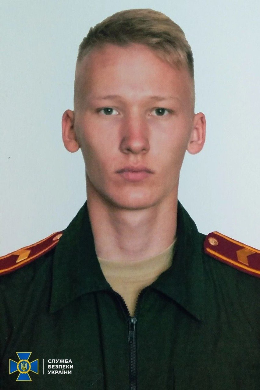 Ruský voják Fasachov Bulat Lenarovič (21) znásilnil mladou Ukrajinku, zatímco zamkl její rodinu ve sklepě.
