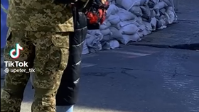 Žádost o ruku přímo před barikádami. Ukrajinský voják překvapil svou milou v Rusy ostřelované Oděse.
