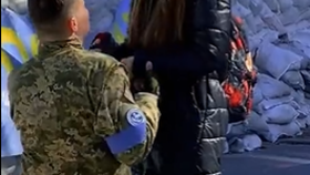 Žádost o ruku přímo před barikádami. Ukrajinský voják překvapil svou milou v Rusy ostřelované Oděse.