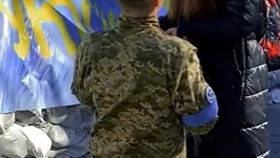 Žádost o ruku přímo před barikádami. Ukrajinský voják překvapil svou milou v Rusy ostřelované Oděse.