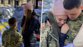 Žádost o ruku přímo před barikádami. Ukrajinský voják překvapil svou milou v Rusy ostřelované Oděse.