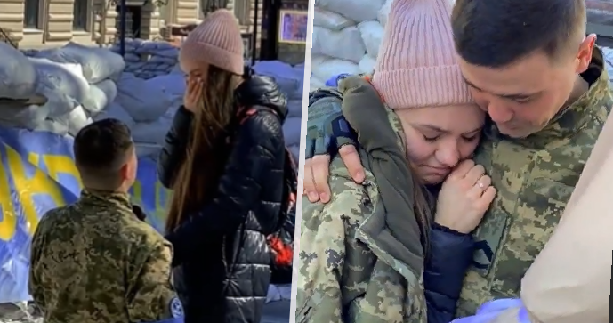 Žádost o ruku přímo před barikádami. Ukrajinský voják překvapil svou milou v Rusy ostřelované Oděse.