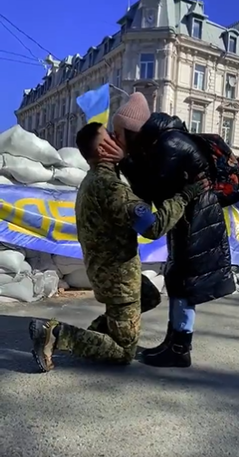Žádost o ruku přímo před barikádami. Ukrajinský voják překvapil svou milou v Rusy ostřelované Oděse.