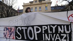 Před Úřadem vlády se sešli aktivisté. Demonstrovali proti dodávkám plynu z Ruska