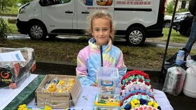 Teprve šestiletá Iryna Vasylievová vyrábí a prodává čelenky do vlasů. Za vybrané peníze by chtěla koupit zbraně pro ukrajinskou armádu.