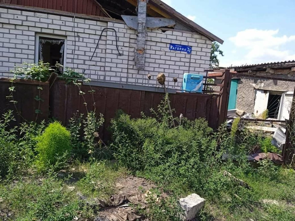 Rusové ve městě Popasna v Luhanské oblasti údajně popravili jednoho z ukrajinských zajatců, následně jeho hlavu jako výstrahu narazili na kůl. (6.8.2022)