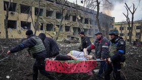 Rodička zraněná při bombardování ukrajinského Mariupolu.