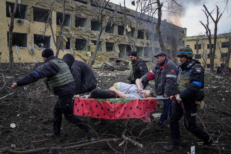 Rodička zraněná při bombardování ukrajinského Mariupolu.