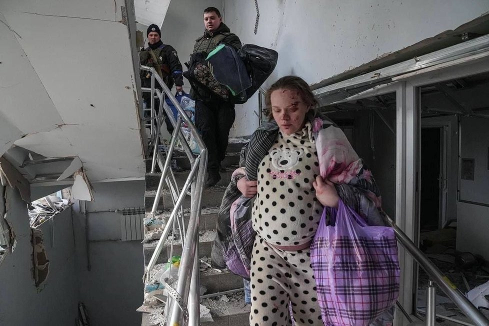 Rodička zraněná při bombardování ukrajinského Mariupolu