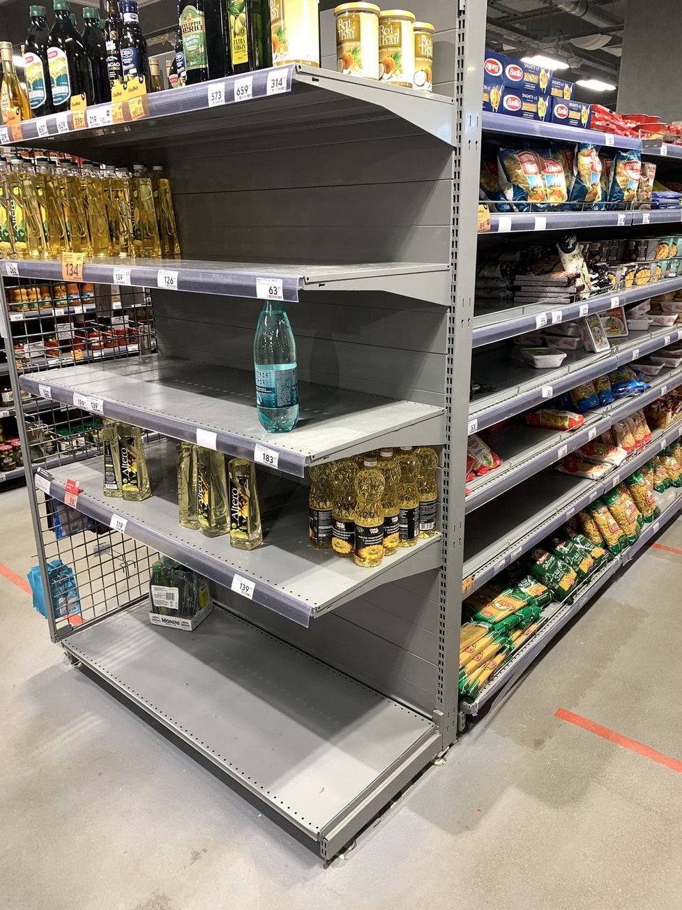 Panika v ruských supermarketech. Dochází základní potraviny.