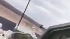 Ukrajinští chlapci ukradli ruský tank! Projeli se v něm po poli (24.3.2022)