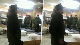 Na frontu s dámskými vložkami, tampóny a vlastními škrtidly: Ruští rekruti dostali bizarní výčet potřebných věcí