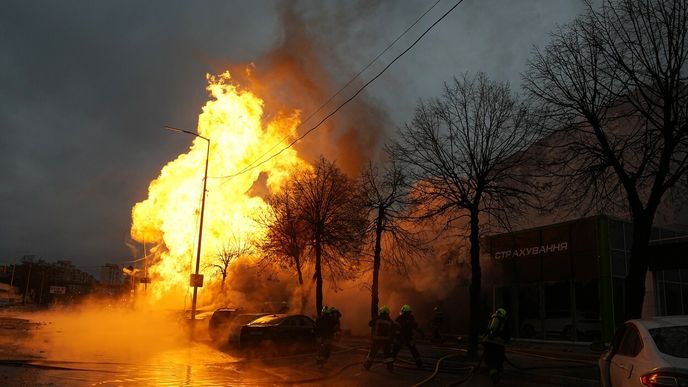 Hasiči pracují na likvidaci požáru ve zničené budově po ruském útoku v ukrajinském Kyjevě