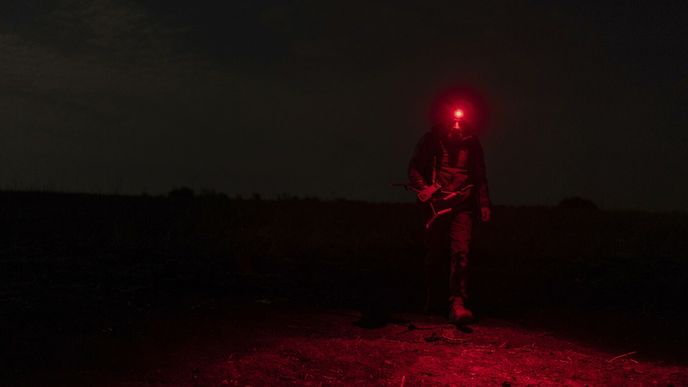 Ukrajinský voják z jednotky s kódem 9.2 známý pod volacím znakem Mamay nese dron na frontové linii, několik kilometrů od Bachmutu, Doněcká oblast, Ukrajina
