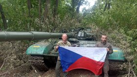 Ukrajinští bojovníci s českým tankem T-72
