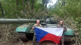 Ukrajinští bojovníci s českým tankem T-72