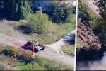 Pád z tanku a náraz do stromu: Video ponižujícího útěku ruských vojáků
