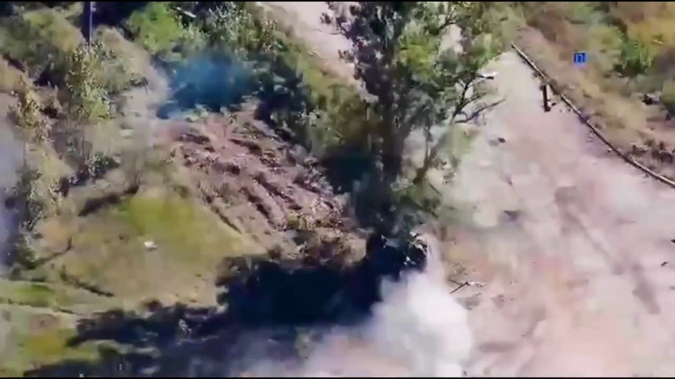 Na videu jsou vidět vojáci, kteří vypadli z tanku. Ten následně narazil do stromu.