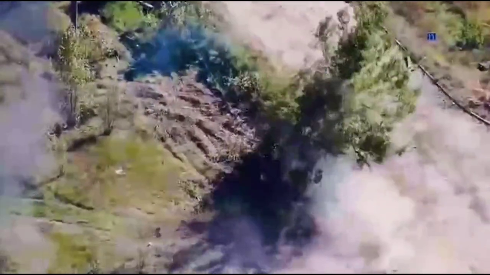 Na videu jsou vidět vojáci, kteří vypadli z tanku. Ten následně narazil do stromu.