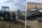 Ukrajinští farmáři odtáhli ruský vrtulník.