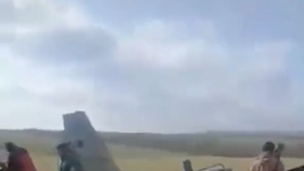 Ukrajinští farmáři odtáhli ruský vrtulník.