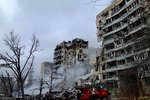 V Dnipru na východě Ukrajiny ruská střela poničila devítipodlažní obytný dům.