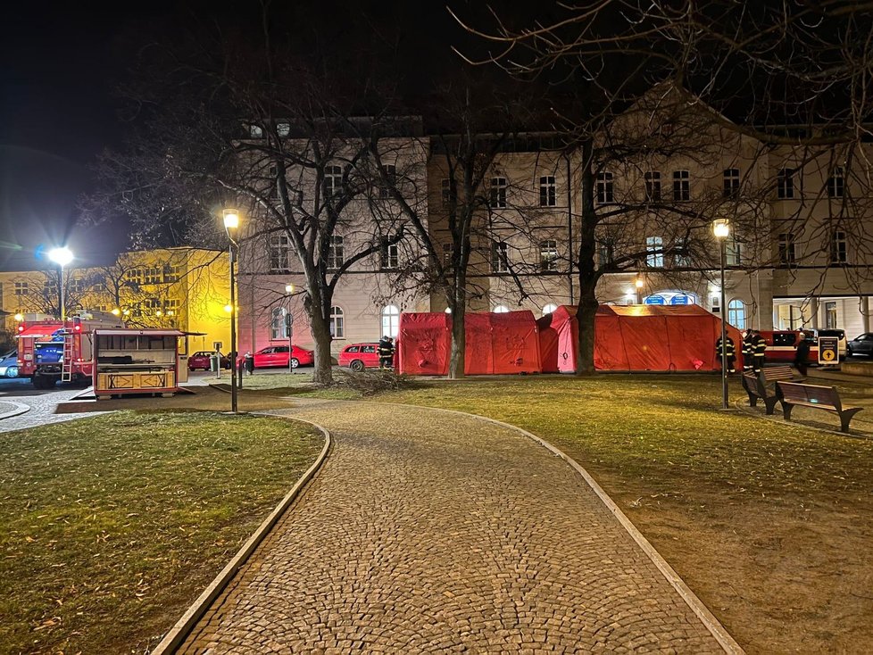 Hasiči postavili pro uprchlíky dva stany.