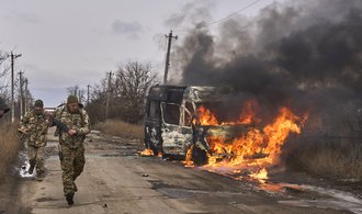 Válka na Ukrajině ONLINE: Kyjev obvinil Rusy ze zabití vojáků, kteří se vzdali