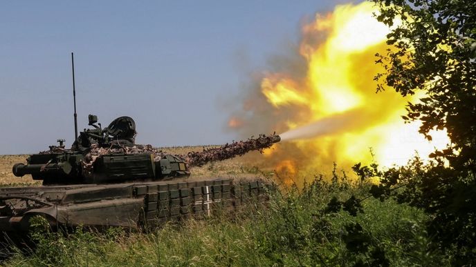 Ukrajinský tank pálí proti ruským liniím v Charkovské oblasti