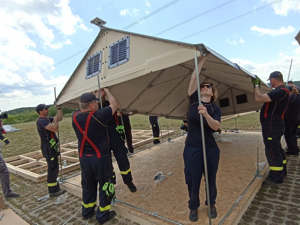 Nedaleko brněnského autodromu začala výstavba provizorního městečka pro krátkodobé ubytování uprchlíků z Ukrajiny. První příchozí tady ubytují v pátek.