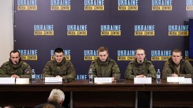 Konference plná slz a zpytování: Ruští zajatci litují invaze na Ukrajinu.