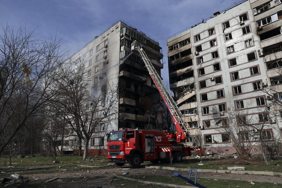 Obytný dům v Záporoží, který zasáhla ruská raketa. (22. 3. 2023)