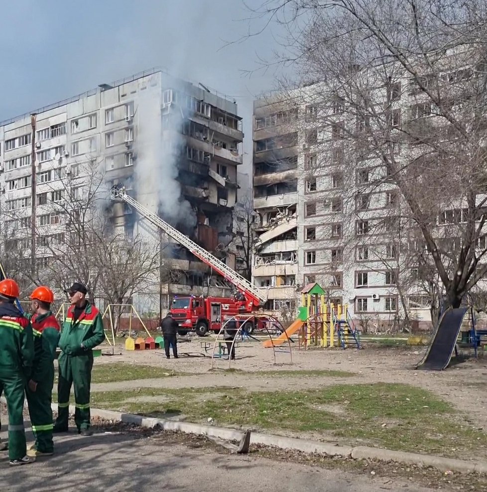 Následky ruského raketového úderu v Záporoží (22. 3. 2023)