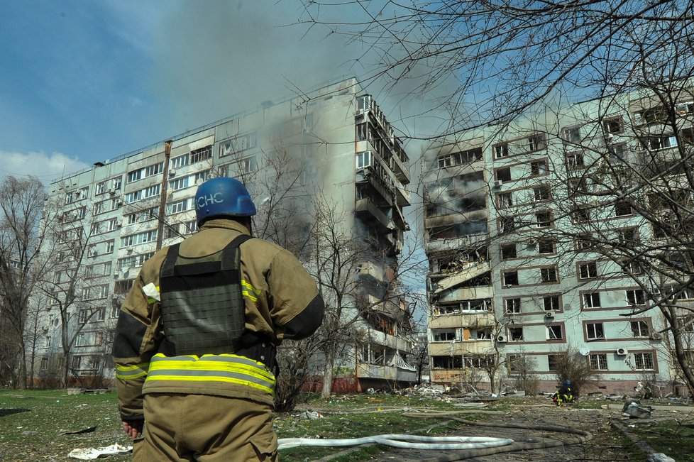 Následky ruského raketového úderu v Záporoží. (22. 3. 2023)