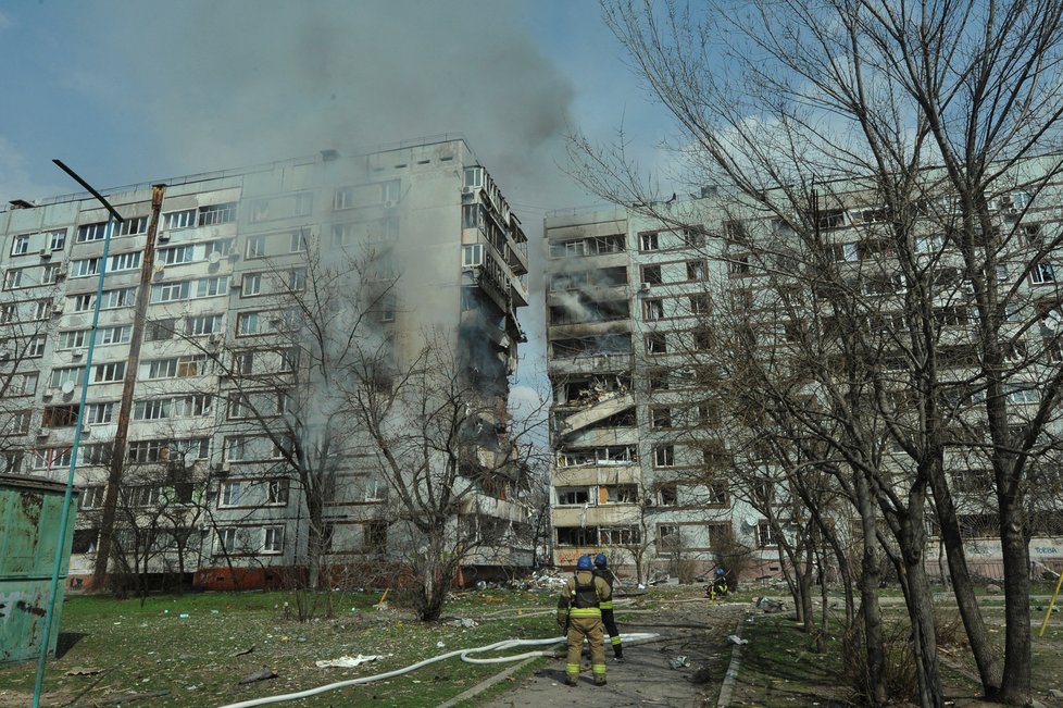 Následky ruského raketového úderu v Záporoží. (22. 3. 2023)