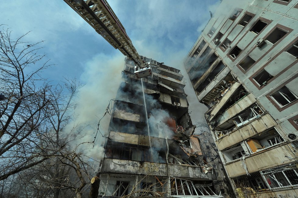 Následky ruského raketového úderu v Záporoží. (22. 3. 2023)