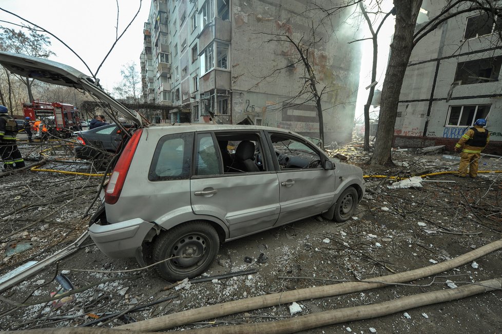 Následky ruského raketového úderu v Záporoží. (22. 3. 2023)