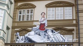 Vzpomínková akce při příležitosti prvního výročí války na Ukrajině. Streetartový umělec Chemis věnoval Sněmovně jedno své dílo. 24. února 2023, Praha.