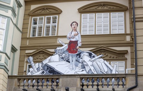 Holčička v ruinách: Na Malostranském náměstí vznikla malba, která připomíná ukrajinskou bolest i odvahu